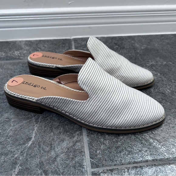 NWOB Indigo Rd Cream and Grey Stripe Mule Flats Size 7 Fall Neutral Almond Toe - Picture 1 of 12